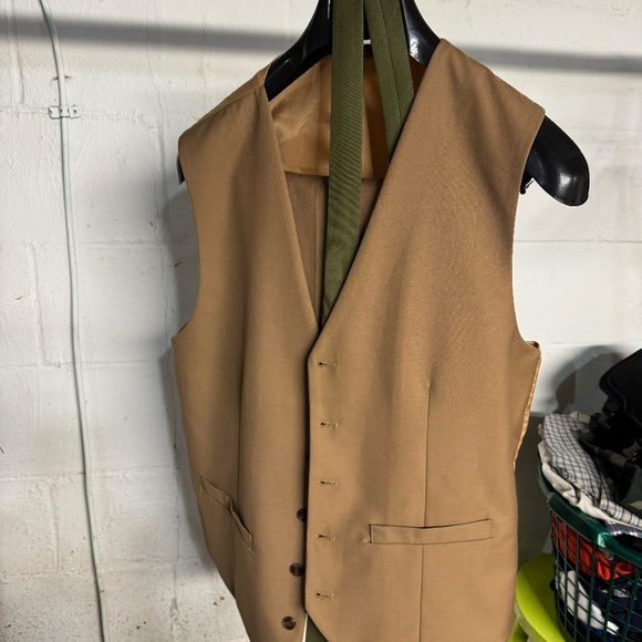 Men's 3 pc Suit - Braveman Carmel color size 40R with Green Tie- only worn once - Picture 5 of 10